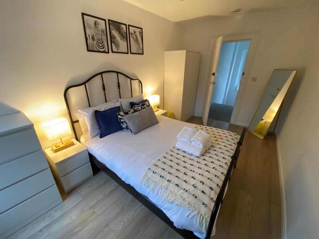 Voodi või voodid majutusasutuse Fully equipped 2 bed flat on Old Compton St! toas