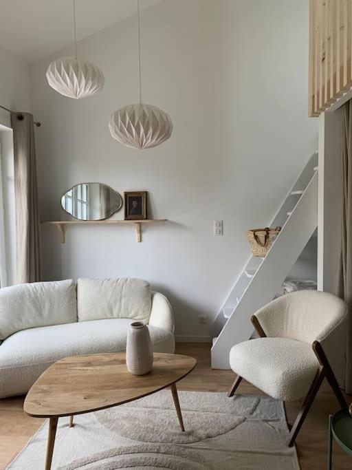 un salon avec un canapé et une table dans l'établissement Maison Source, à Pornic