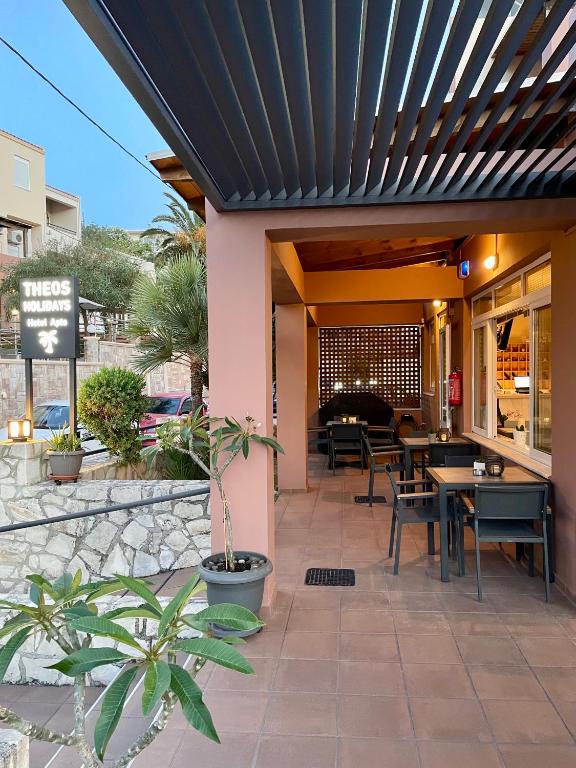 Reštaurácia alebo iné gastronomické zariadenie v ubytovaní Theos Holidays Apartments
