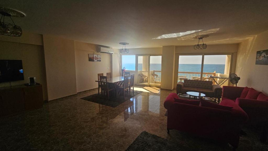 sala de estar con vistas al océano en Sea View Heart Apartment (families only) en Alexandria