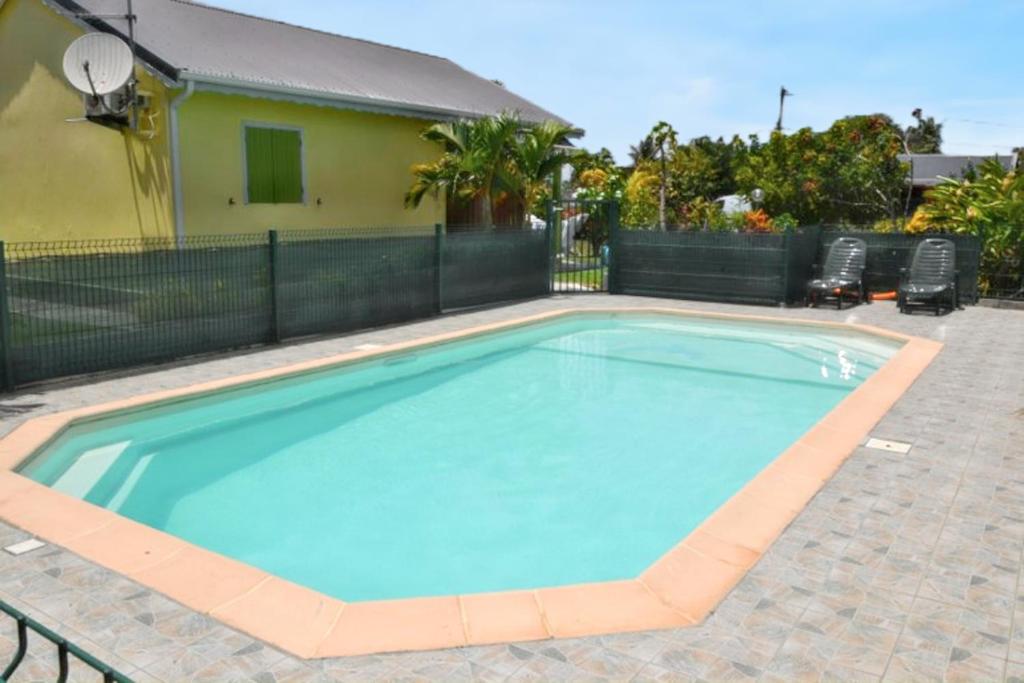 בריכת השחייה שנמצאת ב-Maison de 2 chambres avec piscine partagee jardin clos et wifi a Saint Francois a 4 km de la plage או באזור