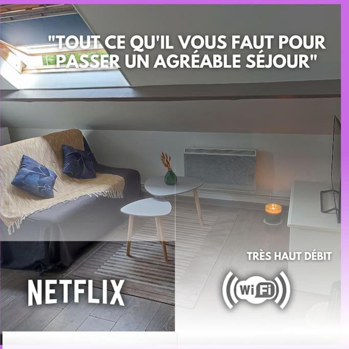 une pièce avec un lit et une table dans l'établissement Le petit château, à Pierrefonds