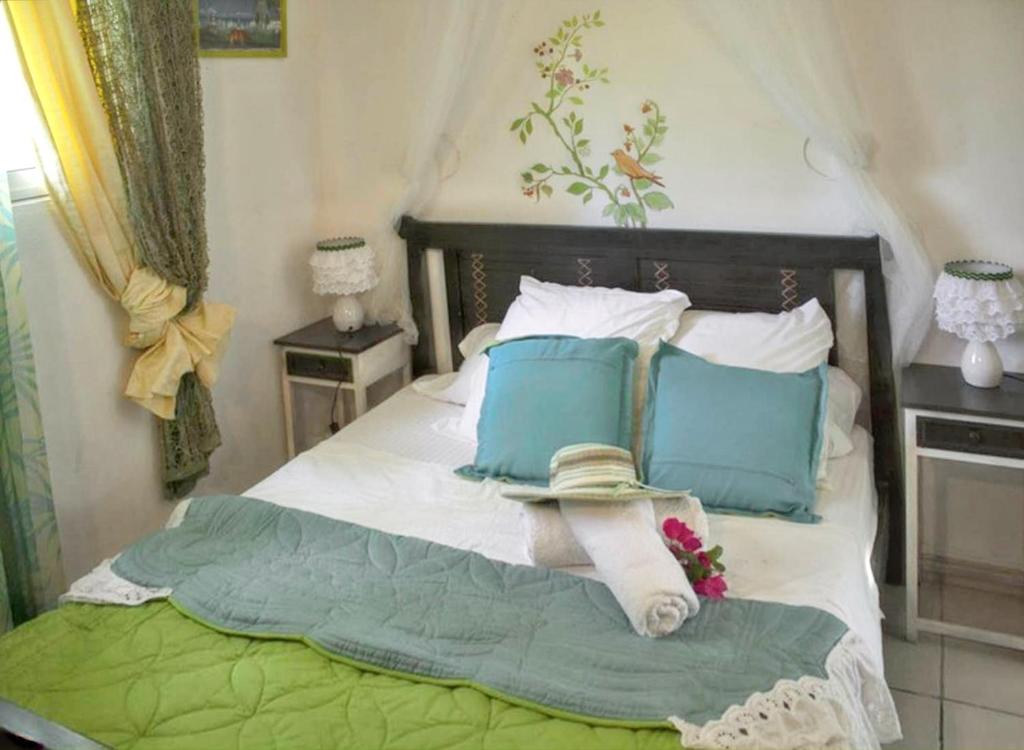 Ένα ή περισσότερα κρεβάτια σε δωμάτιο στο Bungalow de 2 chambres avec piscine partagee terrasse et wifi a Sainte Rose
