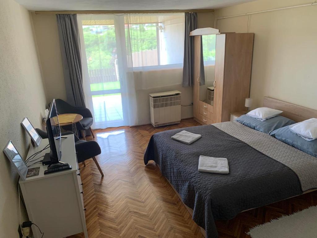 Posteľ alebo postele v izbe v ubytovaní Szépasszonyvölgyi Apartman