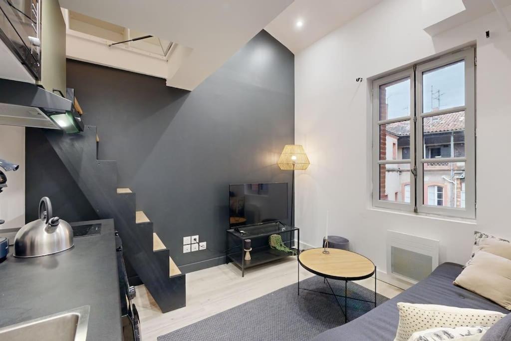 a living room with a couch and a table at CHAL3 Duplex cosy à 200m du Capitole in Toulouse