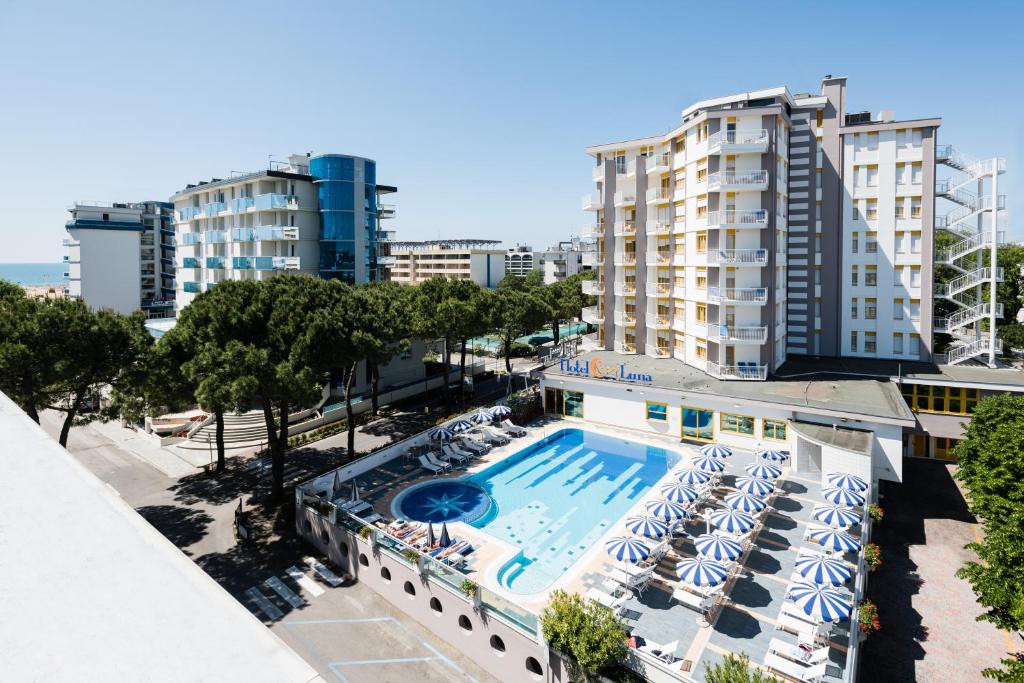 un hotel con piscina y algunos edificios en Hotel Luna en Bibione