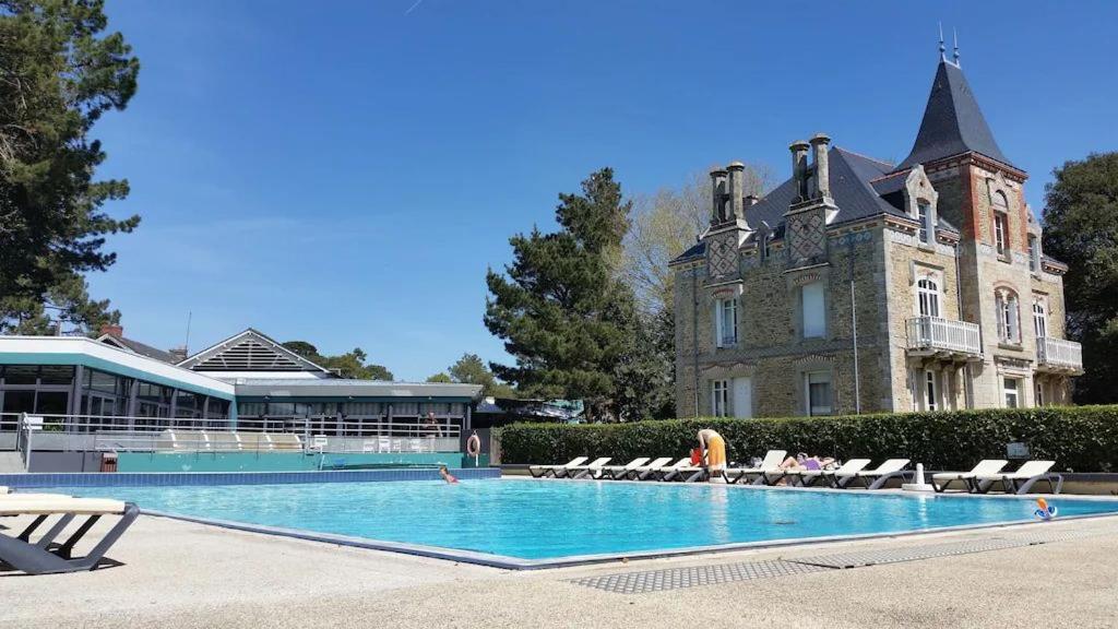 une piscine en face d'un grand bâtiment dans l'établissement Appartement Duplex 3 chambres, à Pornichet