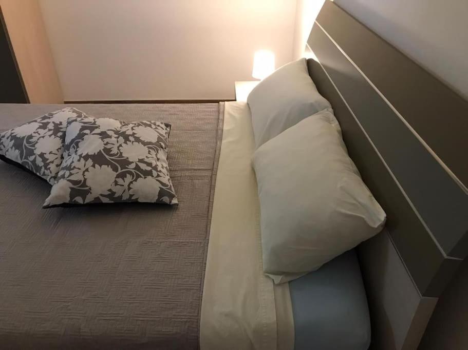 a bed with a pillow on top of it at Villetta Suite indipendente in Santa Maria