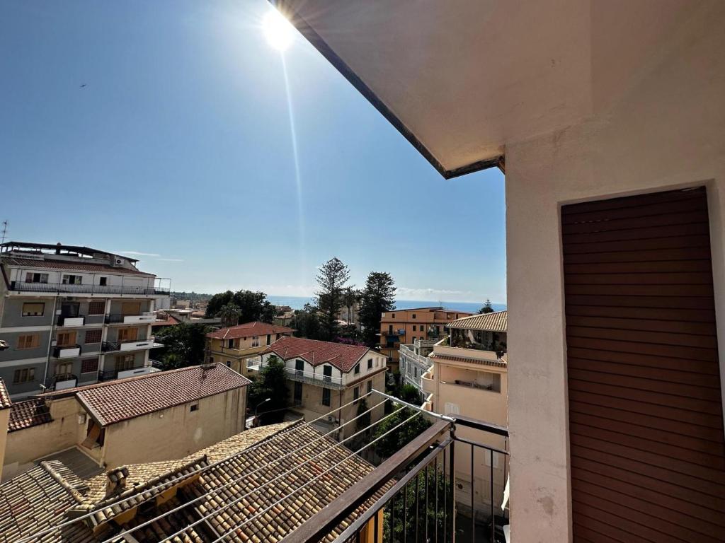 una vista di una città da un balcone di Appartamento Donna Carmela a Tropea