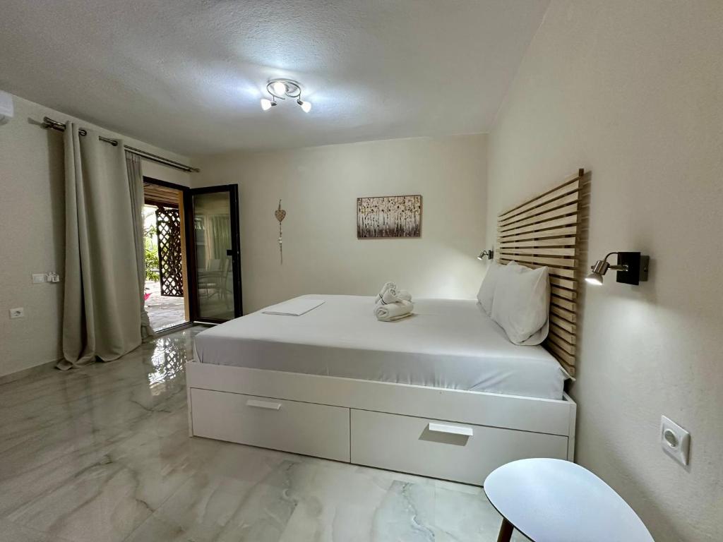 Postel nebo postele na pokoji v ubytování Hotel Argilos
