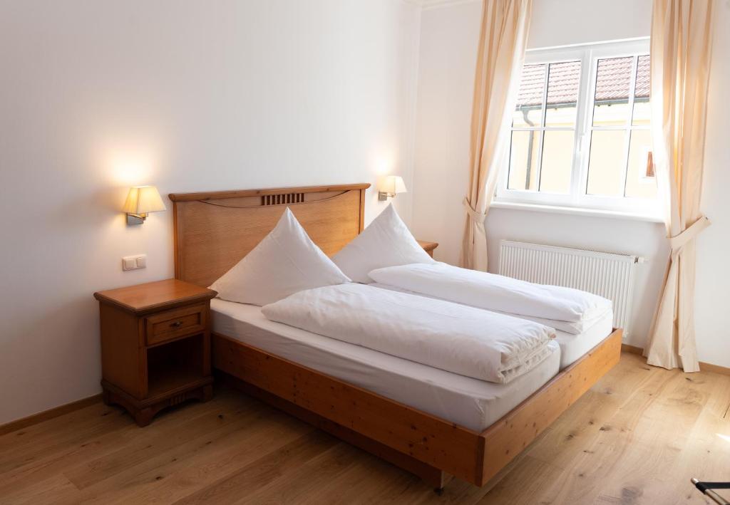 Postel nebo postele na pokoji v ubytování Schloss Mühldorf