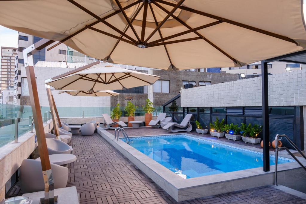 A piscina localizada em Marante Plaza Hotel ou nos arredores