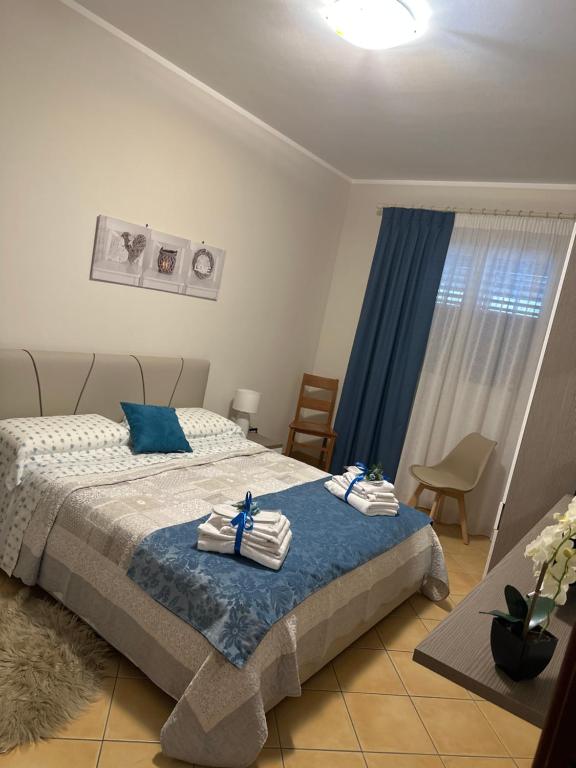 Łóżko lub łóżka w pokoju w obiekcie appartamento residence via giardini Acquamarina
