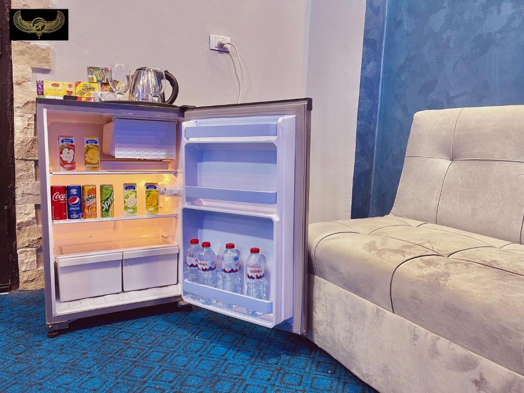 カイロにあるComfort Sphinx Innの小型冷蔵庫(ソファの横にドアを開けます)