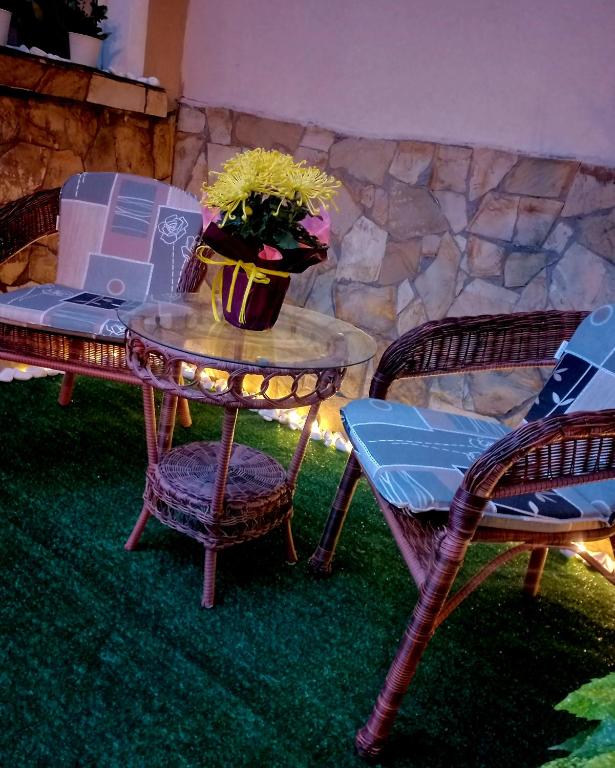 ein Tisch und Stühle mit einem Laptop darauf in der Unterkunft Hotel Kibor in Gŭlŭbovo