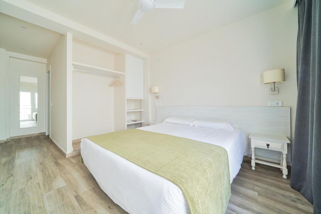 Postel nebo postele na pokoji v ubytování Hostal Sol y Miel