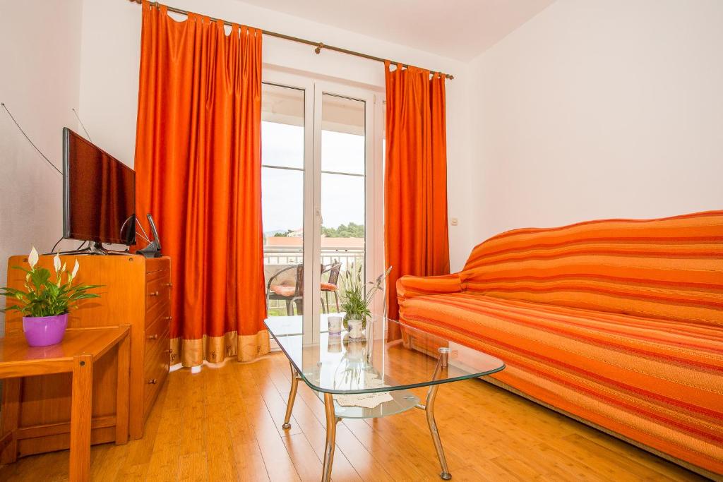TV a/nebo společenská místnost v ubytování Apartmani Ante Nobilo