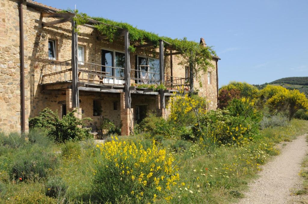 an old brick house with ivy growing on it at Agriturismo Pian Di Meta Vecchia in Castiglione dʼOrcia