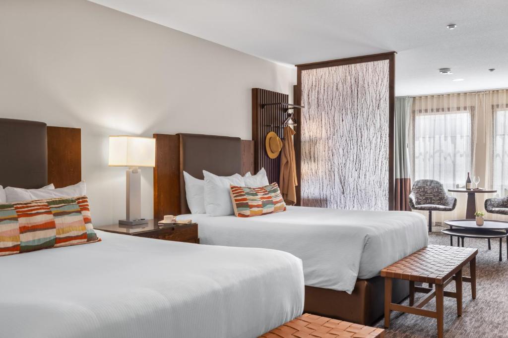 Postel nebo postele na pokoji v ubytování Oxford Hotel Bend