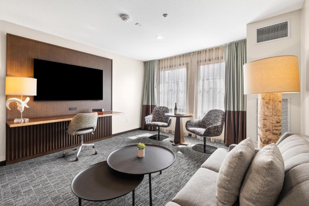 TV a/nebo společenská místnost v ubytování Oxford Hotel Bend