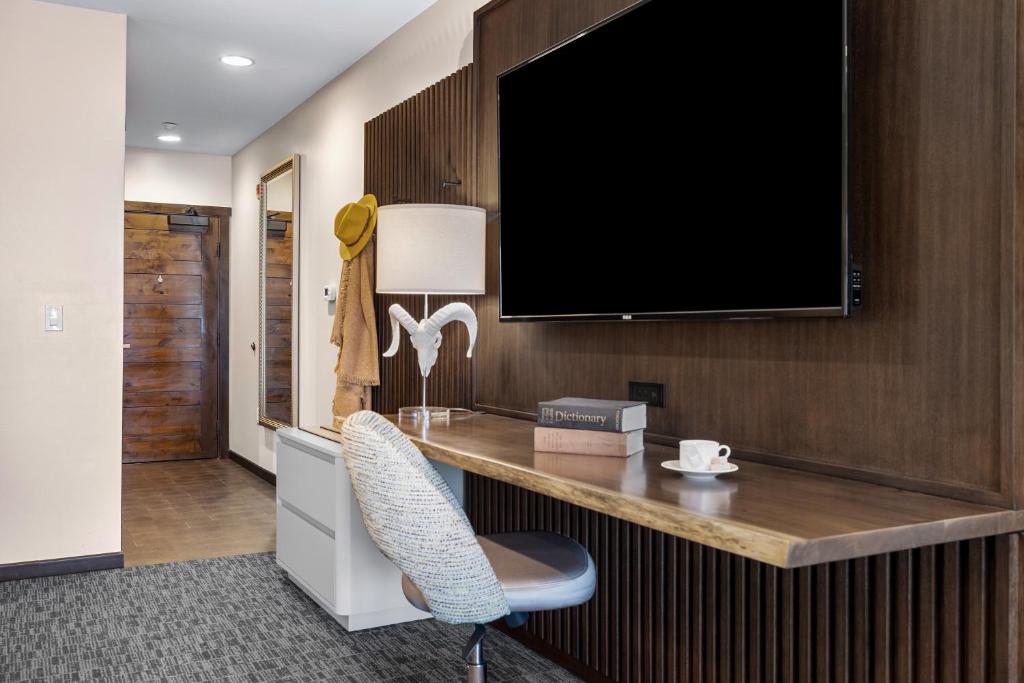 TV a/nebo společenská místnost v ubytování Oxford Hotel Bend