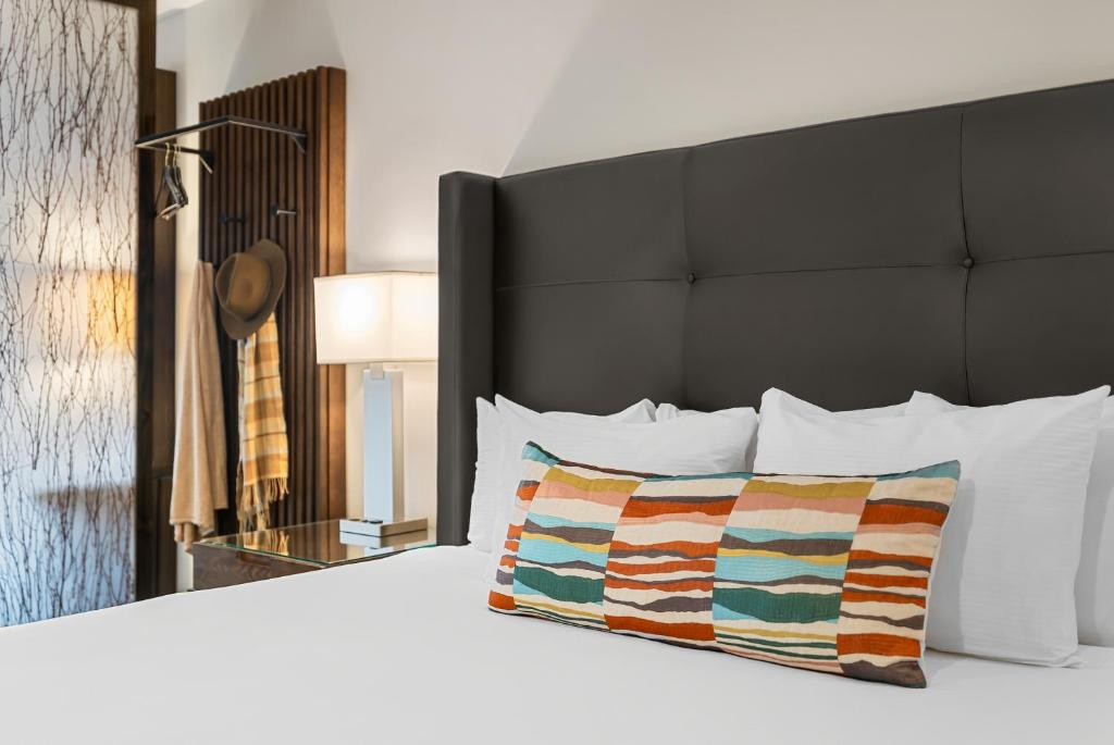 Postel nebo postele na pokoji v ubytování Oxford Hotel Bend