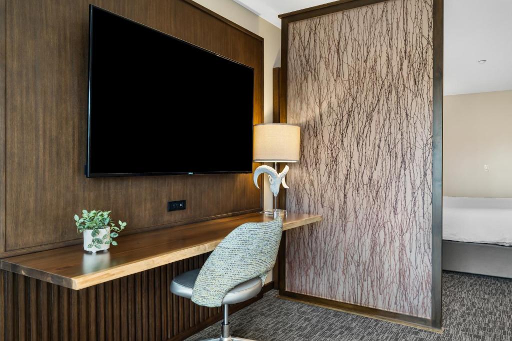 TV a/nebo společenská místnost v ubytování Oxford Hotel Bend
