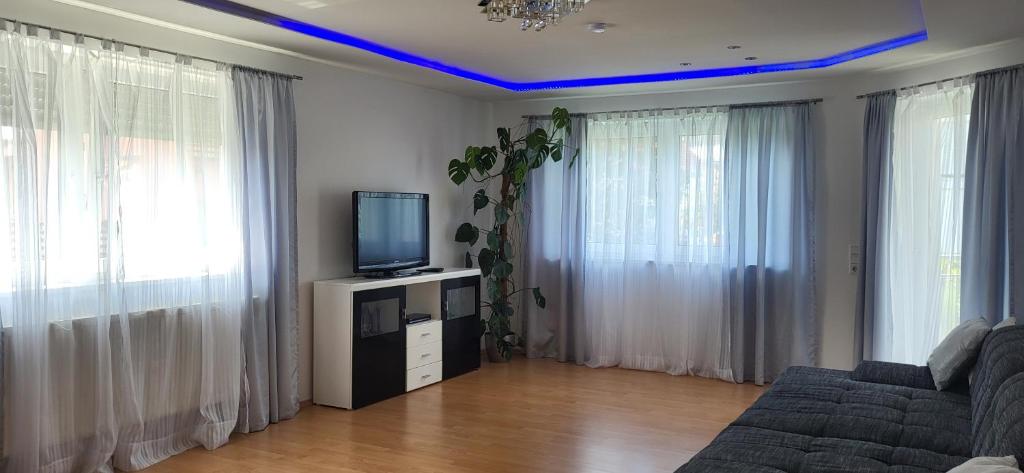 TV a/nebo společenská místnost v ubytování Attraktive 3 Zimmer Wohnung in ruhiger Lage