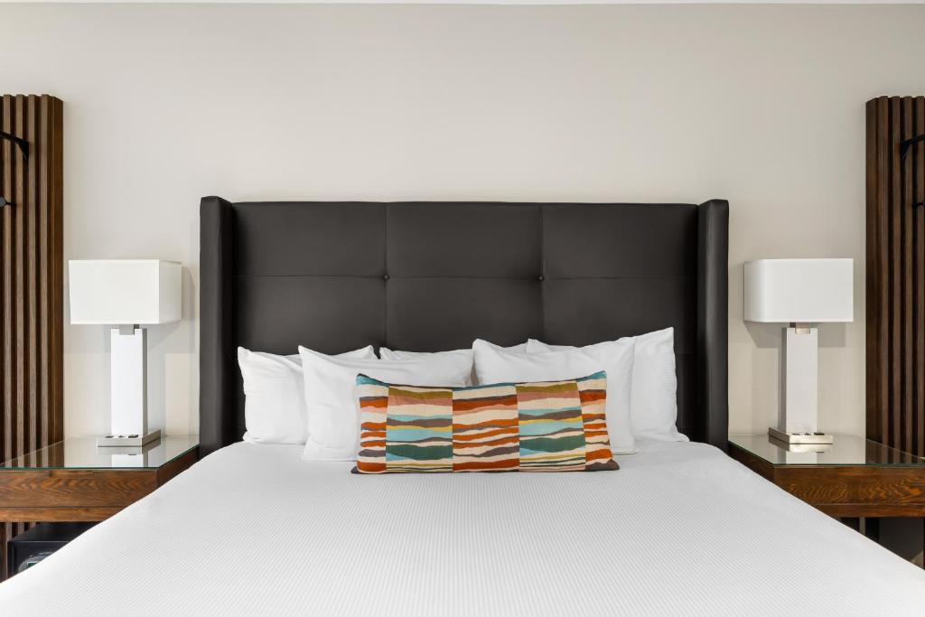 Postel nebo postele na pokoji v ubytování Oxford Hotel Bend