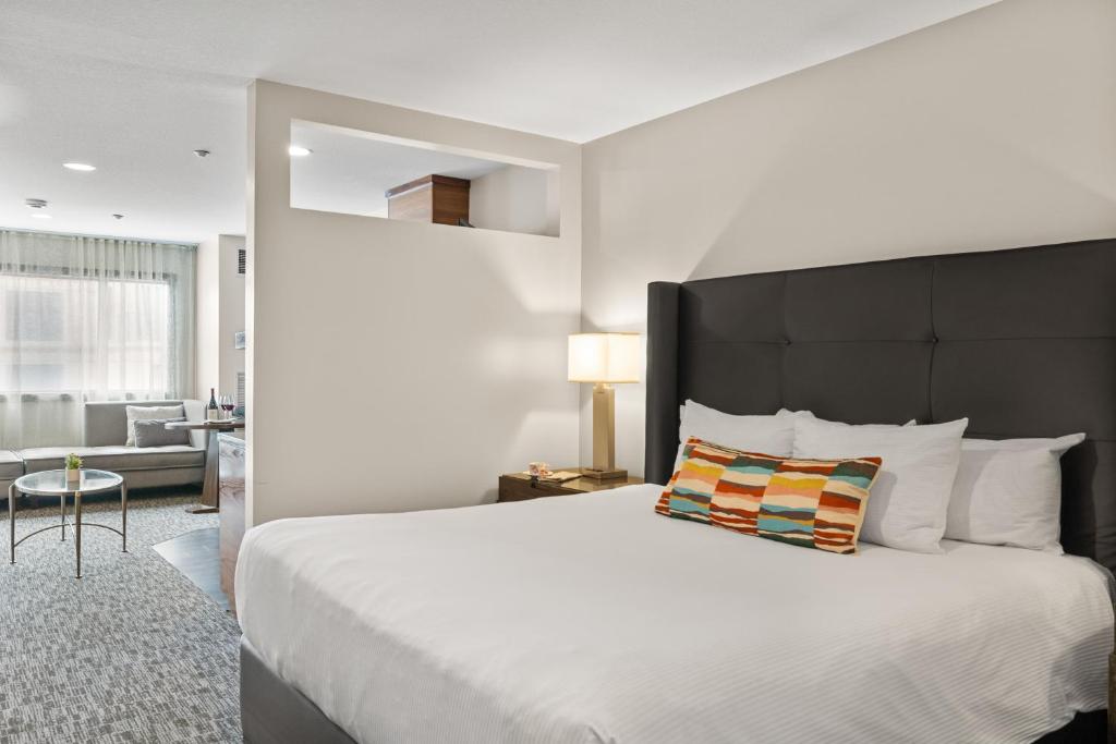 Postel nebo postele na pokoji v ubytování Oxford Hotel Bend