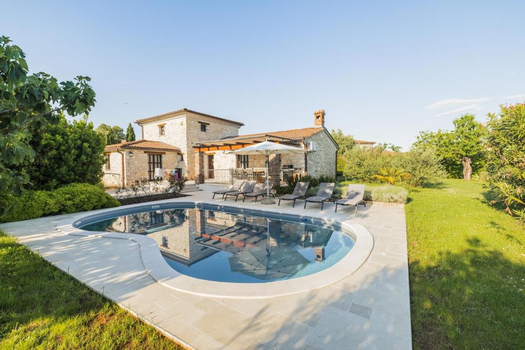 obraz basenu przed domem w obiekcie Villa Jurinea in Istrien mit Pool w mieście Barat