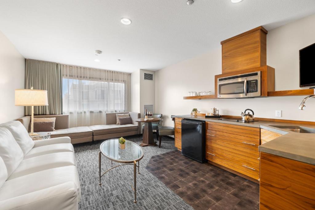 Kuchyň nebo kuchyňský kout v ubytování Oxford Hotel Bend