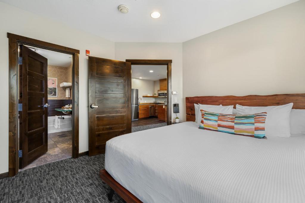 Postel nebo postele na pokoji v ubytování Oxford Hotel Bend