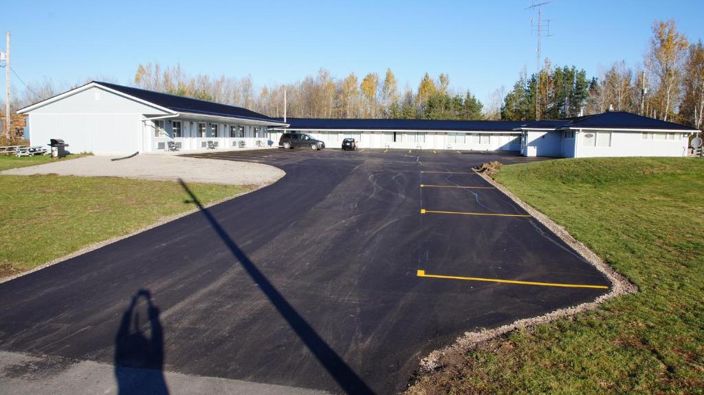 an empty parking lot in front of a building at Robyn's Motel in Peterborough