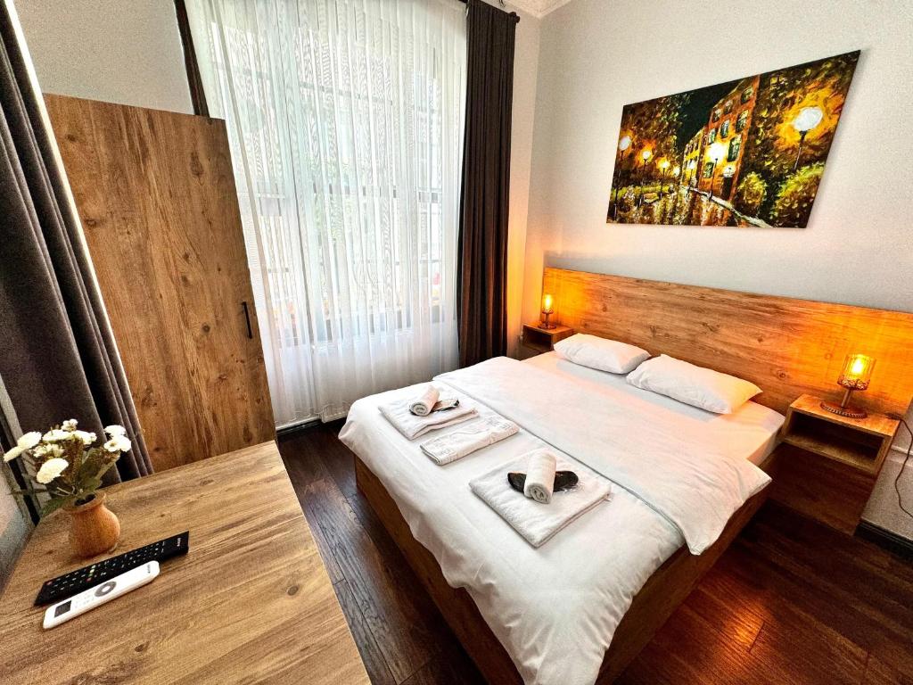 - une chambre avec un grand lit et des serviettes dans l'établissement Otel Kadıköy, à Istanbul