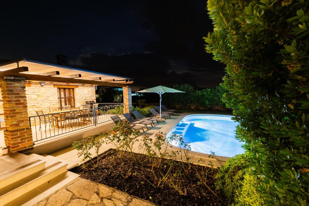 Basen w obiekcie Villa Jurinea in Istrien mit Pool lub w pobliżu