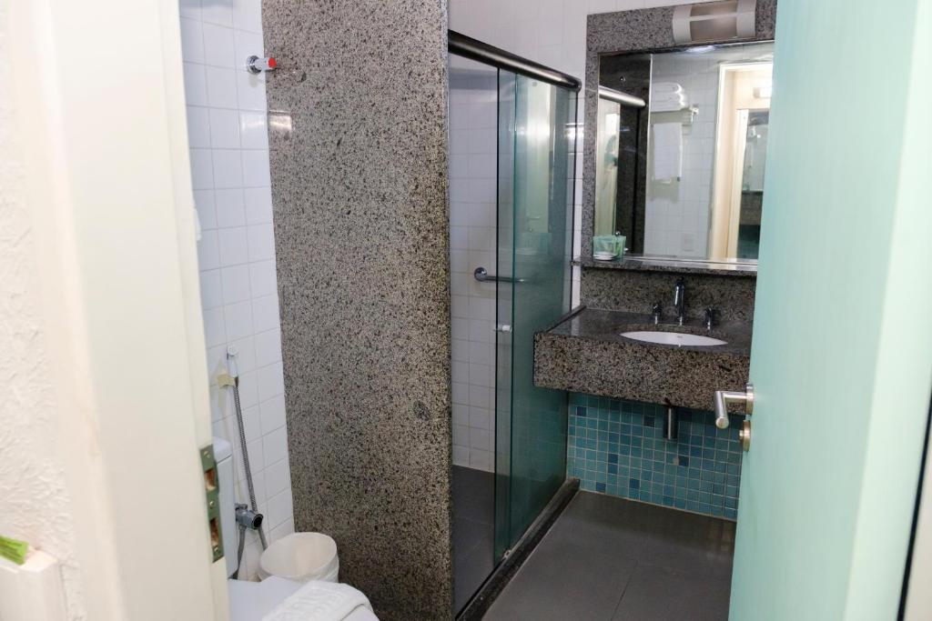 Um banheiro em Marante Plaza Hotel