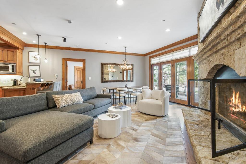salon z kanapą i kominkiem w obiekcie Ski-in Ski-out 1 BRDen in exclusive Horizon Pass condo w mieście Avon