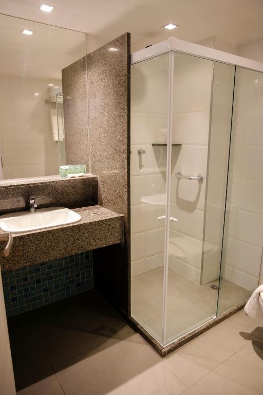 Um banheiro em Marante Plaza Hotel