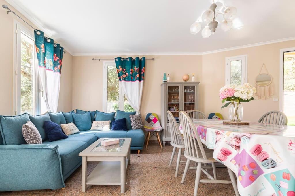 sala de estar con sofá azul y mesa en La maison des Epinouses en Chaucre