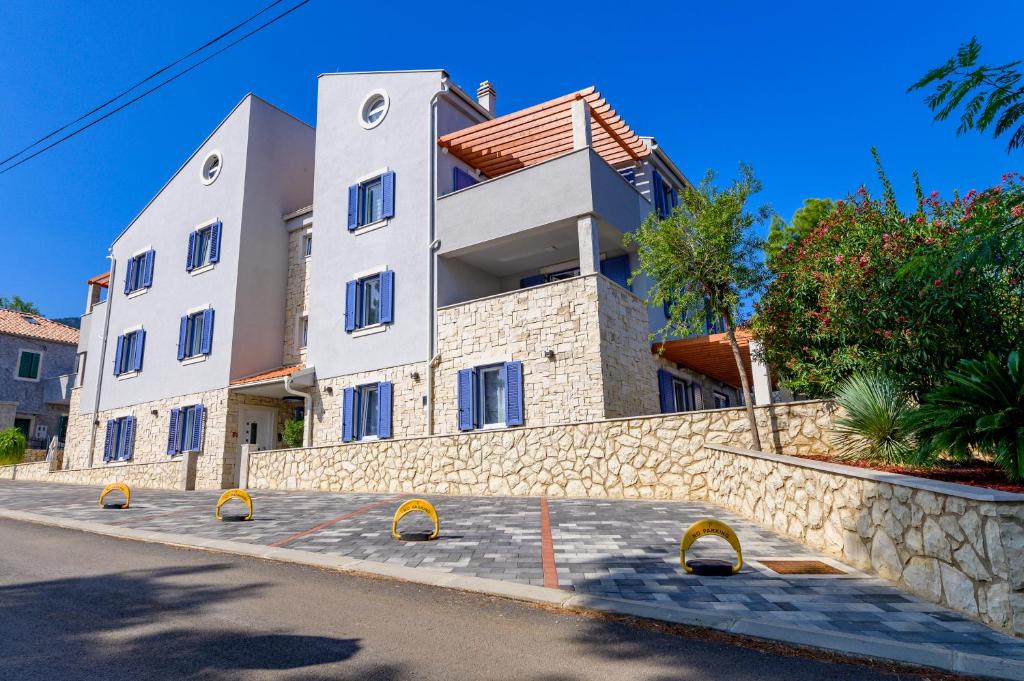 Το κτήριο όπου στεγάζεται  το διαμέρισμα