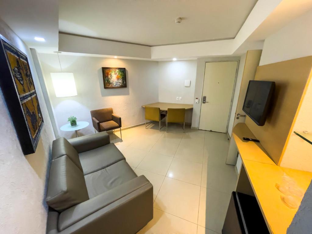 Uma TV ou centro de entretenimento em Marante Plaza Hotel