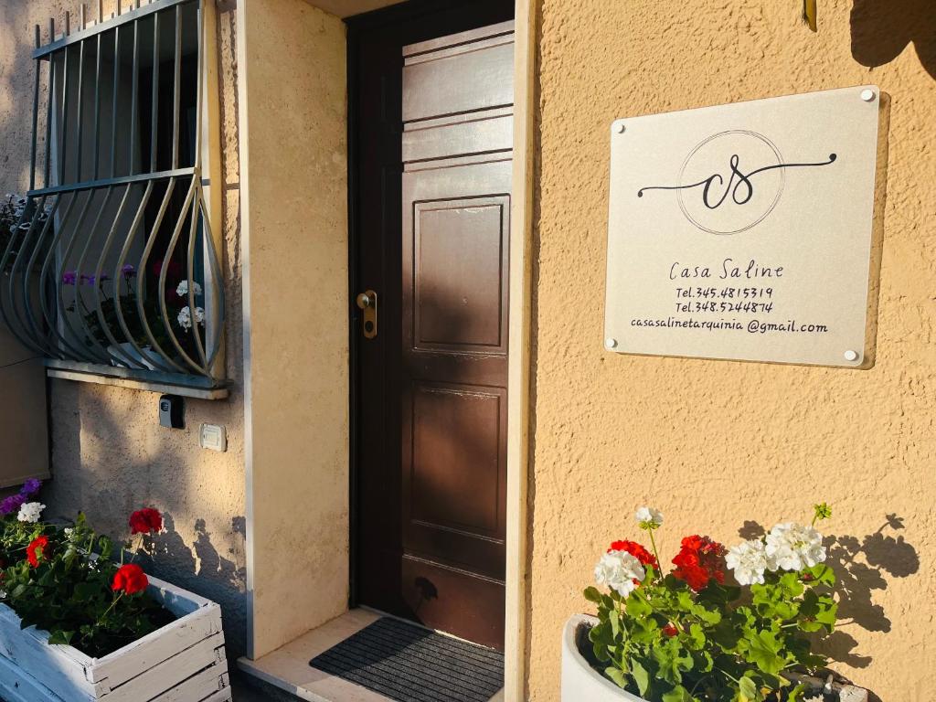 znak na boku budynku z kwiatami w obiekcie Casa Saline w mieście Tarquinia