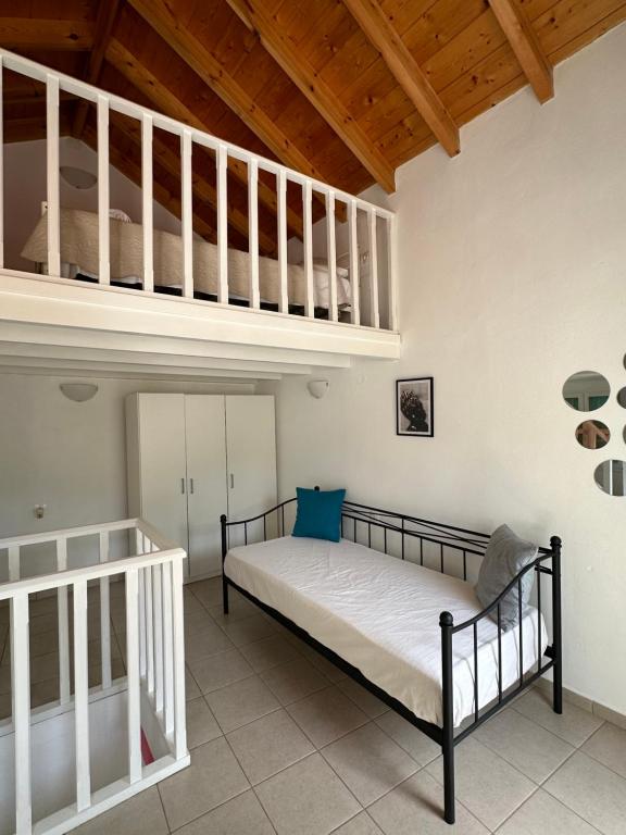 ein Schlafzimmer mit einem Bett und einem Loft in der Unterkunft Casa Di Rosse in Symi
