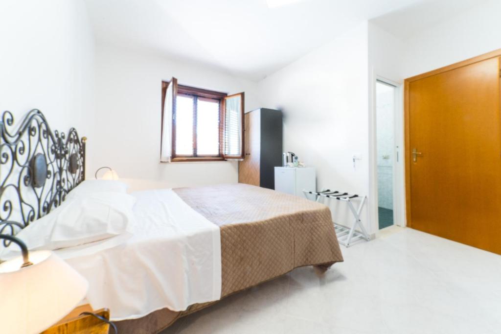法維尼亞納的住宿－COLOMBO UPPER HOUSE，一间白色卧室,配有床和一间浴室
