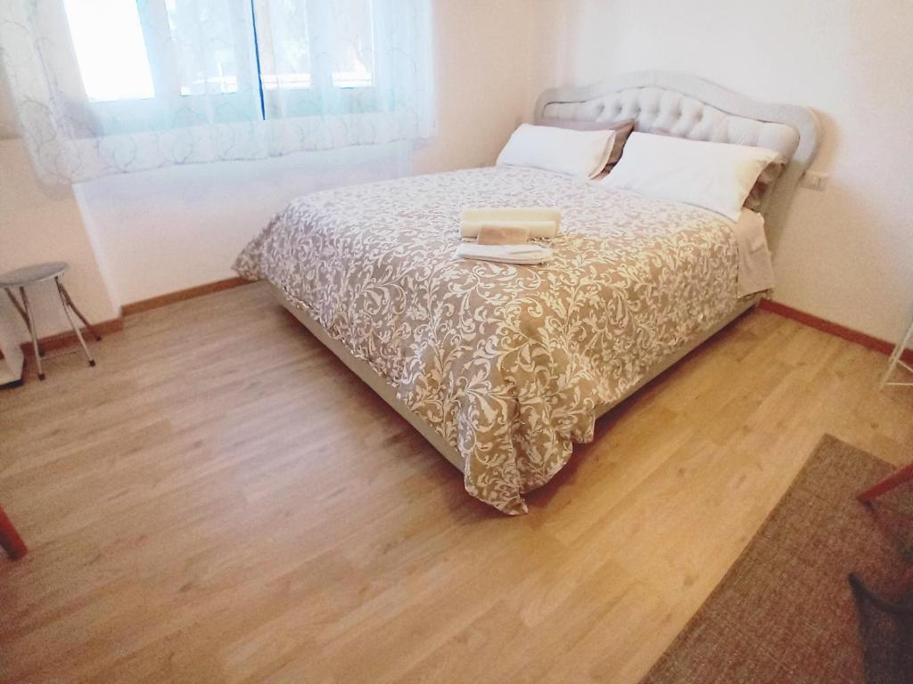 ein Schlafzimmer mit einem Bett mit einem Buch darauf in der Unterkunft La Casa di Mimi' ( intero monolocale) in Legnano