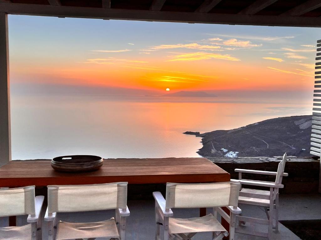 ein Esstisch mit Blick auf das Meer in der Unterkunft Casa Ponente in Istérnia