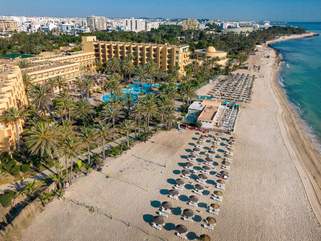 una vista aérea de una playa con sombrillas y hoteles en El Ksar Resort & Thalasso, en Sousse