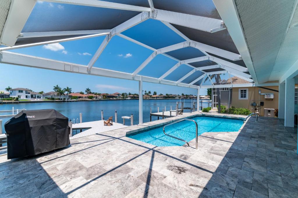 Bazén v ubytování Waterfront 3 Bed I Wide Water Views I Heated Pool nebo v jeho okolí