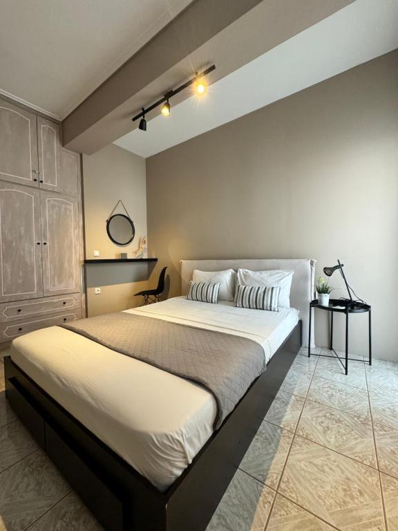 Łóżko lub łóżka w pokoju w obiekcie Top Line & Modern Apartments in Ioannina